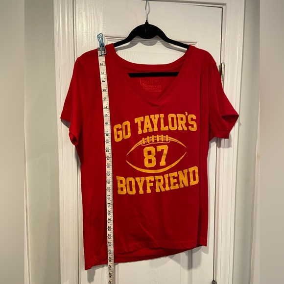 Go Taylor’s Boyfriend Size 2X KC Chiefs Travis Kelce Red V Neck Tee Shirt - Picture 6 of 9